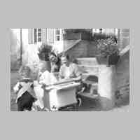 011-0070  Marie-Erika von Frantzius mit ihrem Sohn Wolf-Dietrich und Illa Kagelmann mit Sohn Juergen auf Gut Gubehnen 1936.jpg